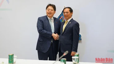 Bộ trưởng Ngoại giao Bùi Thanh Sơn gặp Bộ trưởng Ngoại giao Nhật Bản Hayashi Yoshimasa.