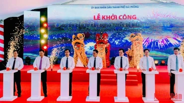 Các đại biểu nhấn nút khởi công Dự án xây dựng tuyến đê biển Nam Đình Vũ.