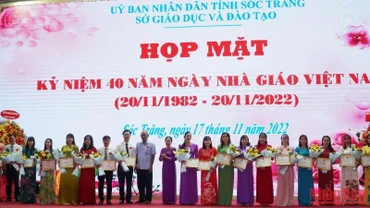 Vinh danh các giáo viên tiêu biểu trong tỉnh Sóc Trăng. 