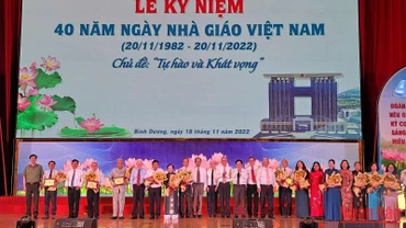 Nguyên Chủ tịch nước Nguyễn Minh Triết và lãnh đạo tỉnh Sông Bé, tỉnh Bình Dương qua các thời kỳ chụp hình lưu niệm với các thầy, cô giáo là lãnh đạo, nguyên lãnh đạo Sở Giáo dục và Đào tạo tỉnh Bình Dương.