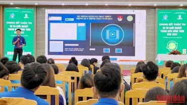 Đại diện dự án tham gia cuộc thi trình bày ý tưởng dự án.