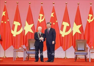 Tổng Bí thư, Chủ tịch Trung Quốc Tập Cận Bình trao Huân chương Hữu nghị tặng Tổng Bí thư Nguyễn Phú Trọng. (Ảnh: TTXVN)