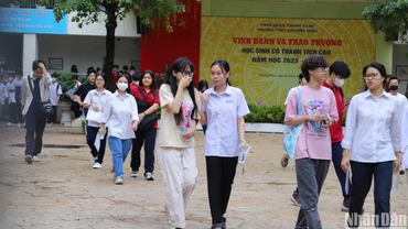Thí sinh kết thúc môn Ngữ Văn tại điểm thi Trường THCS Khương Đình, Thanh Xuân, Hà Nội.
