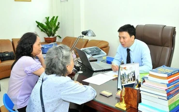 Luật sư tư vấn, trợ giúp pháp lý cho người dân. (Ảnh: LÊ HOẢNG) 