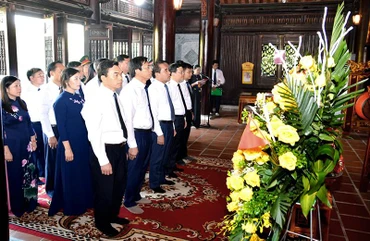 Đoàn đại biểu lãnh đạo tỉnh Tuyên Quang dâng hương, dâng hoa tại Đền thờ Chủ tịch Hồ Chí Minh.