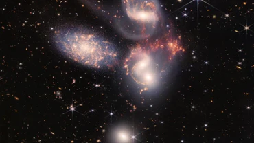 Bộ ngũ thiên hà Stephan, trong đó có bốn thiên hà bị trọng lực buộc lại với nhau. (Ảnh: NASA, ESA, CSA, STScI)