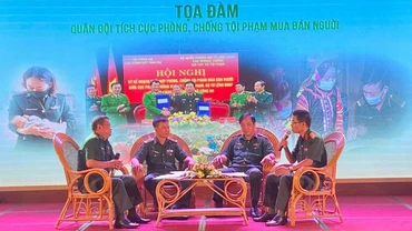 Các đại biểu trao đổi tại buổi tọa đàm. 