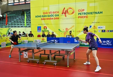 Trận đấu thú vị giữa hai hoa khôi của bóng bàn Việt Nam là Chung Thị Mỹ Huyền (Tây Ninh) và Nguyễn Thị Mai Phương (Long Hải-Hải Dương) tại nội dung đồng đội nữ.