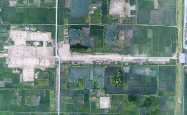 Dấu tích đường Hoàng Gia và khu vực khai quật khảo cổ học nhìn từ trên cao xuống.