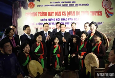 Chủ tịch Quốc hội Vương Đình Huệ tặng hoa chúc mừng, động viên nghệ nhân quan họ và các cháu Câu lạc bộ Quan họ măng non.