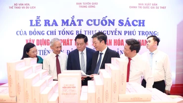 Quang cảnh gian trưng bày sách của Tổng Bí thư "Xây dựng và phát triển nền văn hóa Việt Nam tiên tiến, đậm đà bản sắc dân tộc".