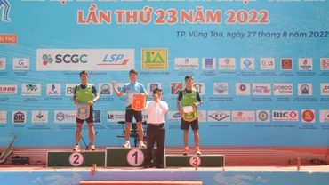 Trao giải Nhất, Nhì, Ba cho các vận động viên nam hệ đội tuyển.