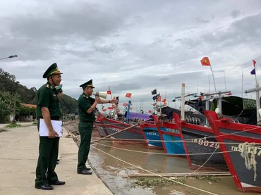 Bộ đội Biên phòng Thanh Hóa đôn đốc, hướng dẫn ngư dân neo đậu tàu thuyền an toàn.