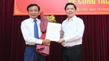 Thừa ủy quyền Thủ tướng Chính phủ, Bộ trưởng Nguyễn Văn Thể trao quyết định của Thủ tướng Chính phủ bổ nhiệm ông Nguyễn Danh Huy.