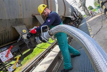 Công nhân vận hành ống dẫn nhiên liệu lỏng tại cơ sở lọc dầu ở thị trấn Szazhalombatta, Hungary. (Ảnh: AFP/TTXVN) 