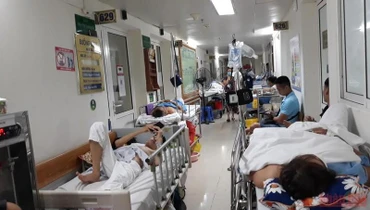 Việc thiếu thuốc, trang thiết bị y tế khiến ngay cả các bác sĩ cũng gặp khó. (Ảnh: THIÊN LAM)