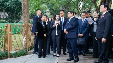 Thủ tướng Phạm Minh Chính và đoàn công tác được các hướng dẫn viên giới thiệu khi tham quan Khu Di tích lịch sử Hồng Nham. (Ảnh: VGP/Nhật Bắc)