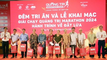 Ban tổ chức trao quà cho các gia đình thương binh, liệt sĩ.