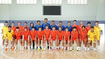 Ban huấn luyện cùng các tuyển thủ futsal nữ Việt Nam. (Ảnh: VFF)
