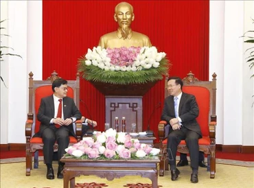 Đồng chí Võ Văn Thưởng, Ủy viên Bộ Chính trị, Thường trực Ban Bí thư tiếp Phó Thủ tướng, Bộ trưởng điều phối chính sách kinh tế Singapore Heng Swee Keat đang thăm và làm việc tại Việt Nam. (Ảnh: TTXVN)