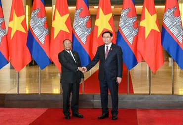 Chủ tịch Quốc hội Vương Đình Huệ và Chủ tịch Quốc hội Campuchia Samdech Heng Samrin tại lễ đón.