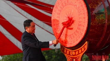 Phó Chủ tịch Thường trực Quốc hội Trần Thanh Mẫn đánh trống khai giảng năm học mới tại Đại học Quốc gia Hà Nội. (Ảnh: DUY LINH) 