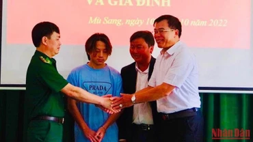 Nạn nhân Tuấn được gia đình và chính quyền địa phương đón về sau khi được giải cứu. 