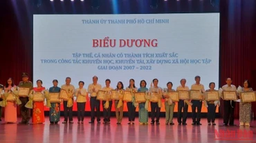 Khen thưởng các tập thể, cá nhân có thành tích xuất sắc trong công tác khuyến học, khuyến tài và xây dựng xã hội học tập giai đoạn 2007-2022.