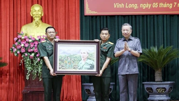 Chủ tịch nước Tô Lâm tặng bức tranh Bác Hồ cho Lữ đoàn Công binh 25. (Ảnh: TTXVN)