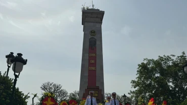 Lễ tưởng niệm liệt sĩ Nguyễn Văn Thưởng tại Đài tưởng niệm Nghĩa trang Liệt sĩ Yên Viên, Gia Lâm, Hà Nội.