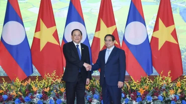 Thủ tướng Phạm Minh Chính và Thủ tướng Chính phủ nước Cộng hòa Dân chủ Nhân dân Lào Sonexay Siphandone.