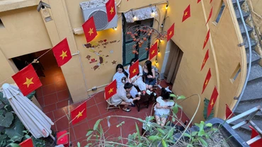 Nhiều quán cà-phê được trang hoàng nổi bật với sắc đỏ rực rỡ của quốc kỳ.