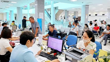 Công dân đến làm việc tại Trung tâm Phục vụ hành chính công tỉnh Quảng Ninh. (Ảnh QUANG THỌ)