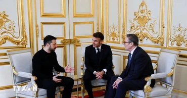 (Từ trái sang) Tổng thống Ukraine Volodymyr Zelensky, Tổng thống Pháp Emmanuel Macron và Thủ tướng Anh Keir Starmer trong cuộc gặp bên lề hội nghị thượng đỉnh “Liên minh tự nguyện" ở Paris (Pháp) ngày 27/3. (Ảnh: REUTERS/TTXVN)