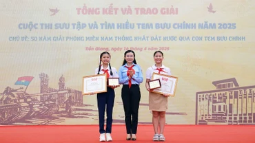 Bí thư Trung ương Đoàn, Chủ tịch Hội đồng Đội Trung ương Nguyễn Phạm Duy Trang (ở giữa) trao giải đặc biệt tặng các thí sinh ở 2 khối thi tiểu học và trung học cơ sở. 