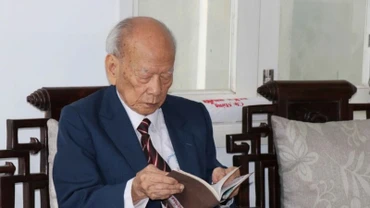 Thiếu tướng Huỳnh Đắc Hương ôn lại những kỷ niệm với Đại tướng, Tổng chỉ huy Khamtay Siphandone. (Ảnh: ĐOÀN HỮU TRUNG/TTXVN)