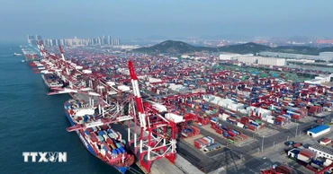 Cảng hàng hóa ở Thanh Đảo, tỉnh Sơn Đông (Trung Quốc). (Ảnh: THX/TTXVN)