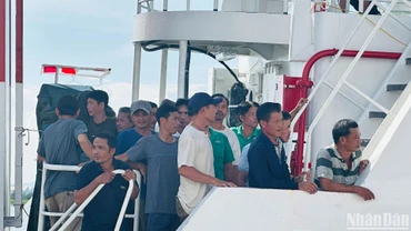 Những hình ảnh đầu tiên đưa các ngư dân của hai tàu cá bị chìm vào bờ