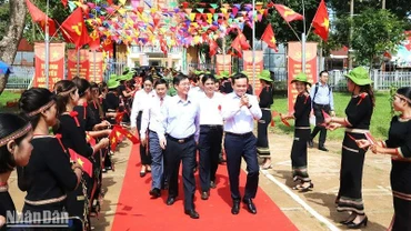 Đồng bào các dân tộc xã Ea Tul, huyện Cư M'gar, tỉnh Đắk Lắk chào đón Phó Thủ tướng Trần Lưu Quang và đoàn công tác của Trung ương, của tỉnh về dự Ngày hội "Toàn dân bảo vệ an ninh Tổ quốc" năm 2023.