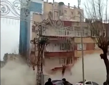 [Video] Hình ảnh tòa nhà đổ sập sau động đất tại Thổ Nhĩ Kỳ
