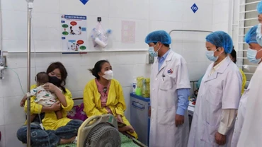 Đoàn kiểm tra, giám sát của Bộ Y tế kiểm tra công tác phòng, chống bệnh sởi tại Bệnh viện Sản Nhi Nghệ An.