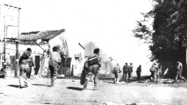 Truy kích địch trong thị xã Phước Long, ngày 5/1/1975. (Ảnh tư liệu: qdnd.vn)