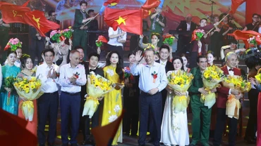 Tổng Bí thư Tô Lâm và các đồng chí lãnh đạo, nguyên lãnh đạo Đảng, Nhà nước dự chương trình nghệ thuật "Đảng trong Mùa xuân đại thắng". (Ảnh: Thống Nhất/TTXVN)