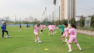 Các tuyển thủ U17 nữ Việt Nam trong buổi tập đầu tiên. (Ảnh: VFF)