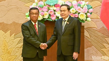 Chủ tịch Quốc hội Trần Thanh Mẫn và Phó Chủ tịch Quốc hội Lào Suvon Luongbunmi.