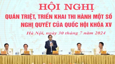 [Ảnh] Thủ tướng chủ trì Hội nghị triển khai thi hành một số Luật, Nghị quyết của Quốc hội
