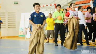 Các em nhỏ trong trò chơi thi nhảy bao bố.