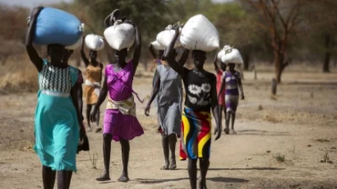 Người dân nhận thực phẩm cứu trợ tại Ngop (Nam Sudan). (Ảnh: AFP/TTXVN)