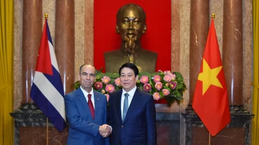 Chủ tịch nước Lương Cường và Đại sứ Cuba tại Việt Nam Rogelio Polanco Fuentes tại buổi lễ trình Quốc thư.