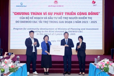 Tập đoàn Deawoo E&C tài trợ 3 tỷ đồng cho Quỹ Hỗ trợ người khiếm thị do Bộ Kế hoạch và Đầu tư bảo trợ.